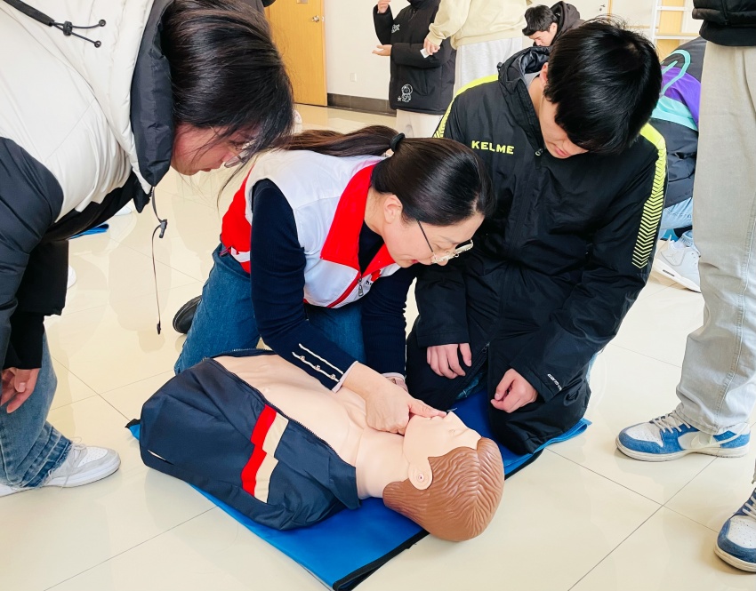 急救教育融入专业教学，乐动体育官方网站再增305名救护员